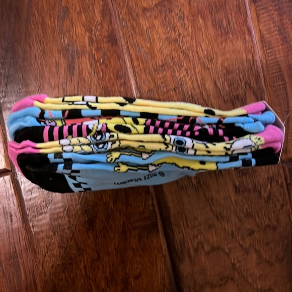 NWT SpongeBob & SquarePants TShirt & 5 Pair of Socks Set. Size L. - Picture 4 of 6